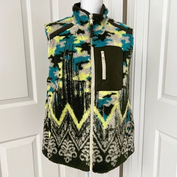 Anthropologie Pilcro Camo Sherpa Vest in Green Motif Small MSRP $198 - Picture 3 of 10